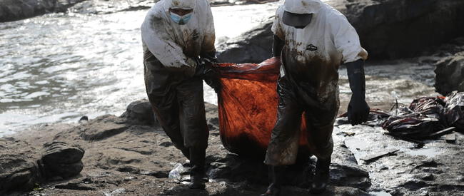 Voluntarios ejerciendo labores de limpieza del mar de Grau dañado por el derrame de petróleo.   