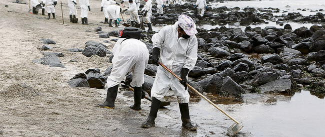 Voluntarios realizan trabajo de limpieza en el mar de Ventanilla por el derrame de petróleo.   