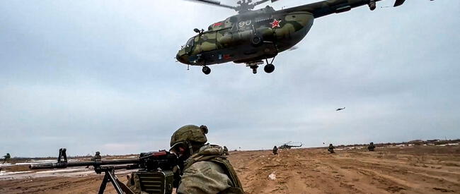  Militares de Rusia se pondrán en acción tras los decretos firmados por Vladimir Putin. Foto: AFP    