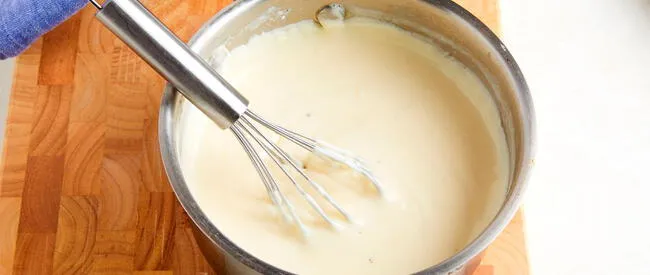  La salsa bechamel, usada en platos como la lasagna, puede hacerse con leche en polvo o sin lactosa. Foto: Delish    