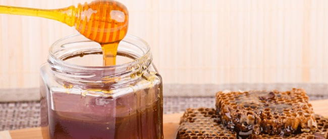La miel puede endulzar las bebidas y jugos de manera natural. 
