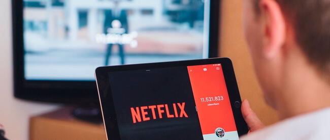 Ahora Netflix también paga a personas para que puedan ver series y películas antes de su lanzamiento. Foto: Xataka<br><br>   