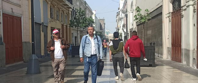 Personas caminando sin mascarillas en Lima tras la disposición de uso voluntario.    