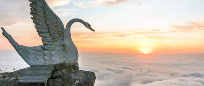 Apu Siqay ofrece vistas inigualables por el colchón de nubes de la cima.   