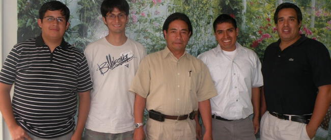 Eduardo Paucar junto a otros compañeros de la UNI que fueron becados para estudiar en el extranjero en el año 2010.   