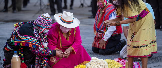  La preparación de una bebida acorde a las tradiciones peruanas para el brindis por el Aniversario de Lima demandó la presencia de mujeres y hombres conocedores de la flora nacional. Foto: Municipalidad de Lima.    