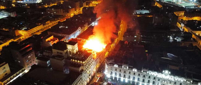 Fuerte incendio se registra cerca a la Plaza San Martín, previo al mensaje de la Nación de Dina Boluarte   