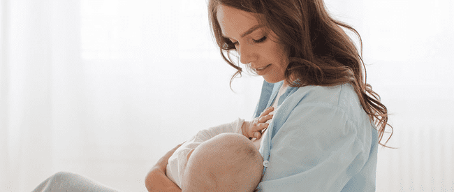 Soñar con dar pecho a un bebé puede tener significados positivos para las mujeres.   