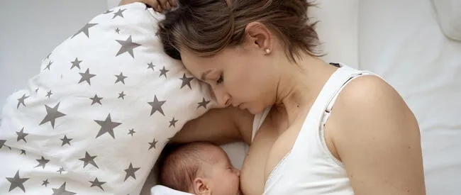 Soñar con amamantar a un bebé varón puede tener diversas interpretaciones.   