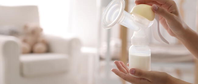 Soñar amamantando un bebé y que sale mucha leche puede relacionarse a la abundancia.   