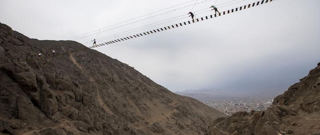 El puente colgante extremo de Lima es considerado como un gran reto de altura.   