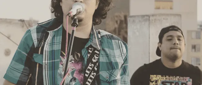  Francisco Ayllón canta y toca la guitarra en la banda musical que lleva su nombre. Foto: Instagram/@franciscoayllonperu    