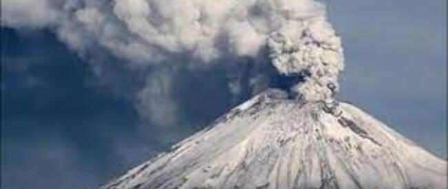 volcán en erupción con cenizas   