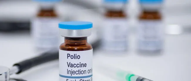 Actualmente, existe una vacuna para la poliomielitis, la cual deberá ser aplicada a los menores de edad.   