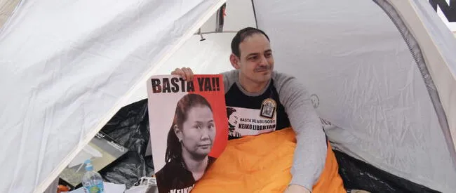 Mark Vito y la vez que realizó una huelga de hambre en el 2019 en los exteriores del penal Anexo Mujeres de Chorrillos.   