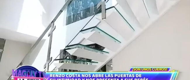  Así lucen las imponentes escaleras de vidrio en la casa de Renzo Costa.    