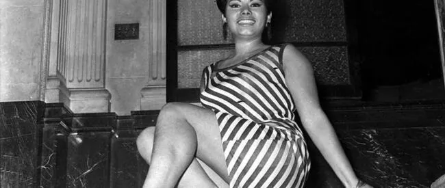  Camucha Negrete durante una sesión fotográfica. 24 de abril de 1967    