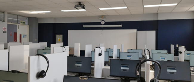  <em>Modernos laboratorios equipados con tecnología de punta para administrar los exámenes internacionales.</em>    