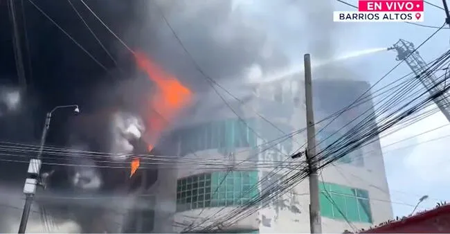 De momento, se desconocen las causas que originó el incendio en la galería de Barrios Altos.   