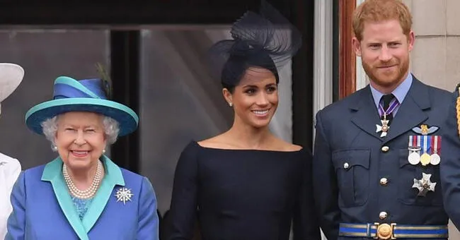 Príncipe Harry junto a la reina Isabel II y su esposa, Megan Markle.   