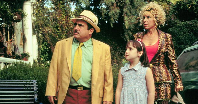  Zinnia y Harry Wormwood junto a su hija Matilda en la película.    