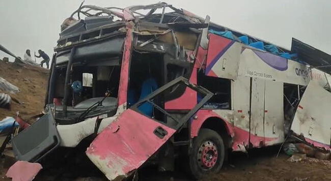 Bus de la empresa Ángel Divino se despistó a la altura de Huaral.   