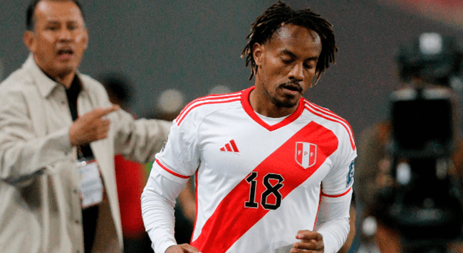  André Carrillo jugando en la selección peruana.    