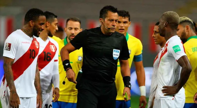 Julio Bascuñán, árbitro del Perú vs. Brasil.   