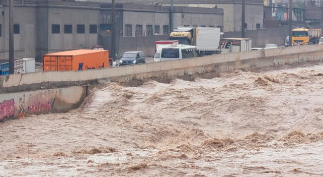 Aumento del caudal del Río Rímac alertó a los ciudadanos debido a su gran magnitud.    