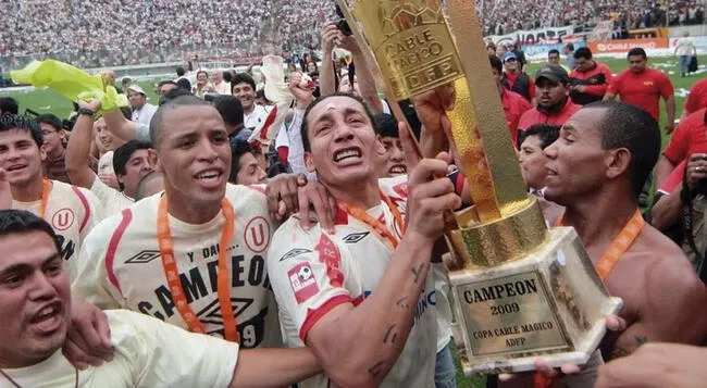 Carlos Galván y el trofeo de campeón nacional en el año 2009 con Universitario.   