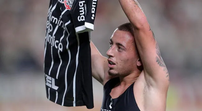 Ryan, jugador de Corinthians, celebrando el 2-1 sobre la 'U' y provocando a los hinchas cremas.   