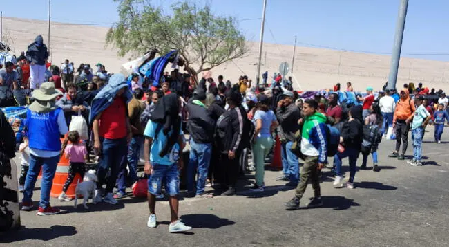 Venezolanos intentando ingresar al Perú desde la frontera con Chile.   