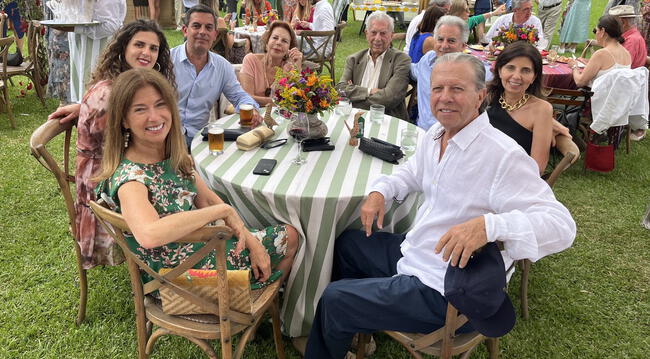 Mario Vargas Llosa junto a Patricia Llosa. En la foto también están sus hijos Gonzalo (izquierda) y Álvaro (derecha).   