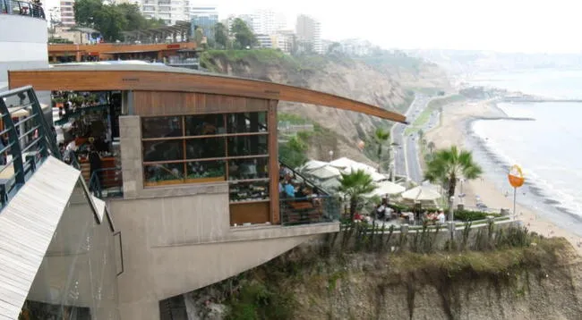 Centro comercial Larcomar en Miraflores   