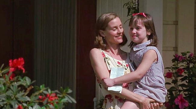 Matilda se queda con la maestra Miel al final de la película.   