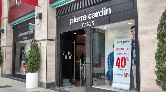  Así luce el local de Pierre Cardin donde rematan prendas.  