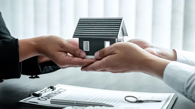  Las personas pueden acceder a un préstamo a través de un crédito hipotecario.   