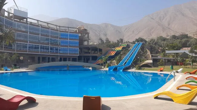 Club Campestre Agualandia ofrece una gran piscina con toboganes para toda la familia.   