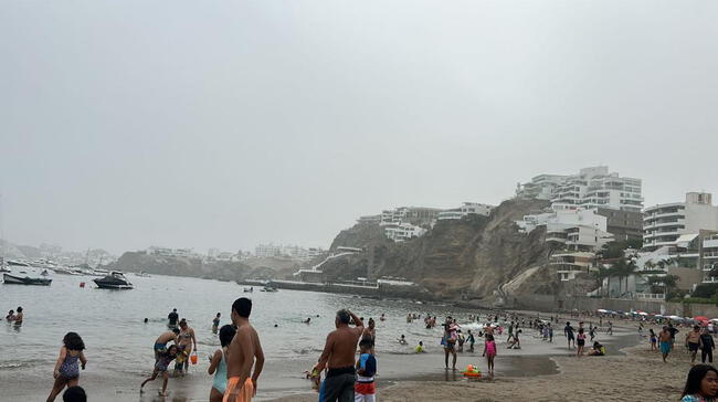 La playa Embajadores presenta aguas calmadas en días con poco sol. (Foto: Lucero Olivares)   