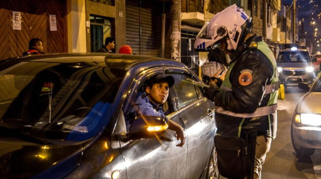 Efectivo de la Policía Nacional del Perú (PNP) realizando una inspección de rutina.   