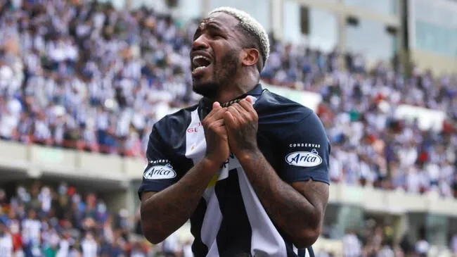 Jefferson Farfán se coronó campeón a su retorno a Alianza Lima.   