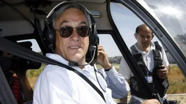 Sebastián Piñera manejando su helicóptero privado.   