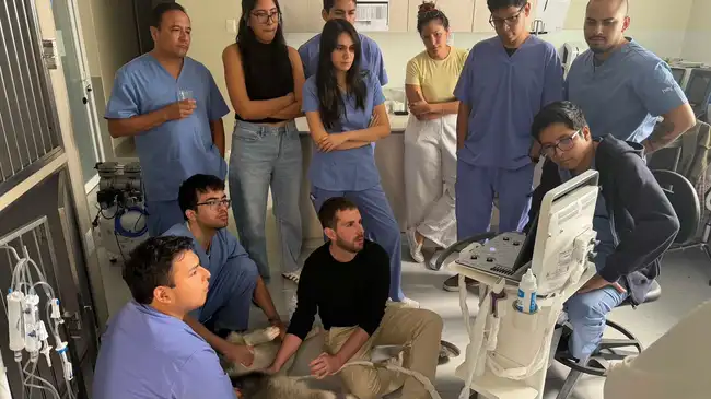 El especialista destacó el equipamiento de las clínicas veterinarias.  