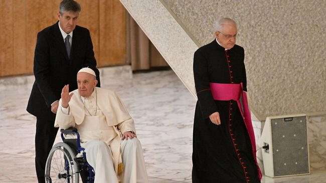 El papa francisco sorprende al aparecer en silla de ruedas. (Foto: Alberto Pizzoli / AFP)   