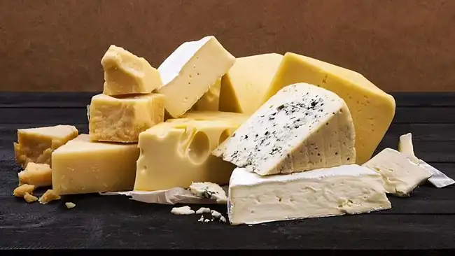 Queso, uno de los alimentos que te ayudarán a blanquear tus dientes.   