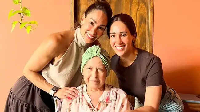 Melissa y Tepha Loza junto a su madre. Melissa y Tepha Loza junto a su madre.