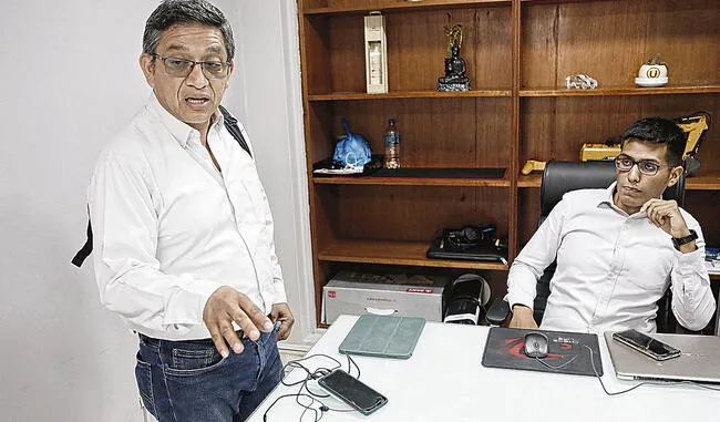  El excandidato al Congreso por Acción Popular (izquierda) Oswaldo Moreno y el gerente de INIP, Roberto Aguilar. Foto: Marco Cotrina/La República    