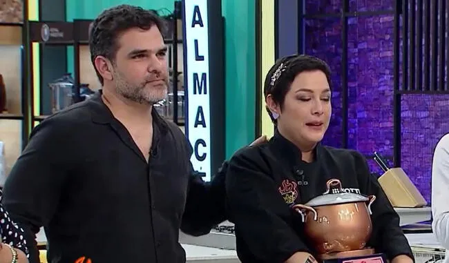Natalia Salas recibió el trofeo de 'El gran chef: famosos' junto a su pareja Sergio Coloma. Foto: captura Latina   