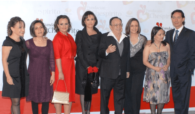 <strong>Chespirito junto a sus seis hijos y Florinda Meza</strong> <strong>Chespirito junto a sus seis hijos y Florinda Meza</strong>