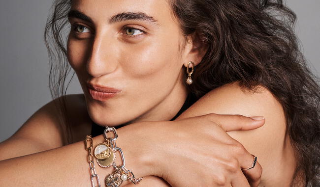 Pandora Talisman debuta esta temporada, transformando símbolos de monedas antiguas en joyas modernas que reflejan valores personales. Fuente: Difusión. Pandora Talisman debuta esta temporada, transformando símbolos de monedas antiguas en joyas modernas que reflejan valores personales. Fuente: Difusión.